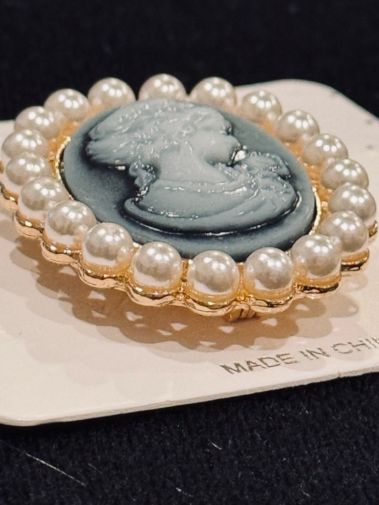 Vintage-Style Victorian Blue Cameo Brooch - Pearl NWT - Picture 5 of 8